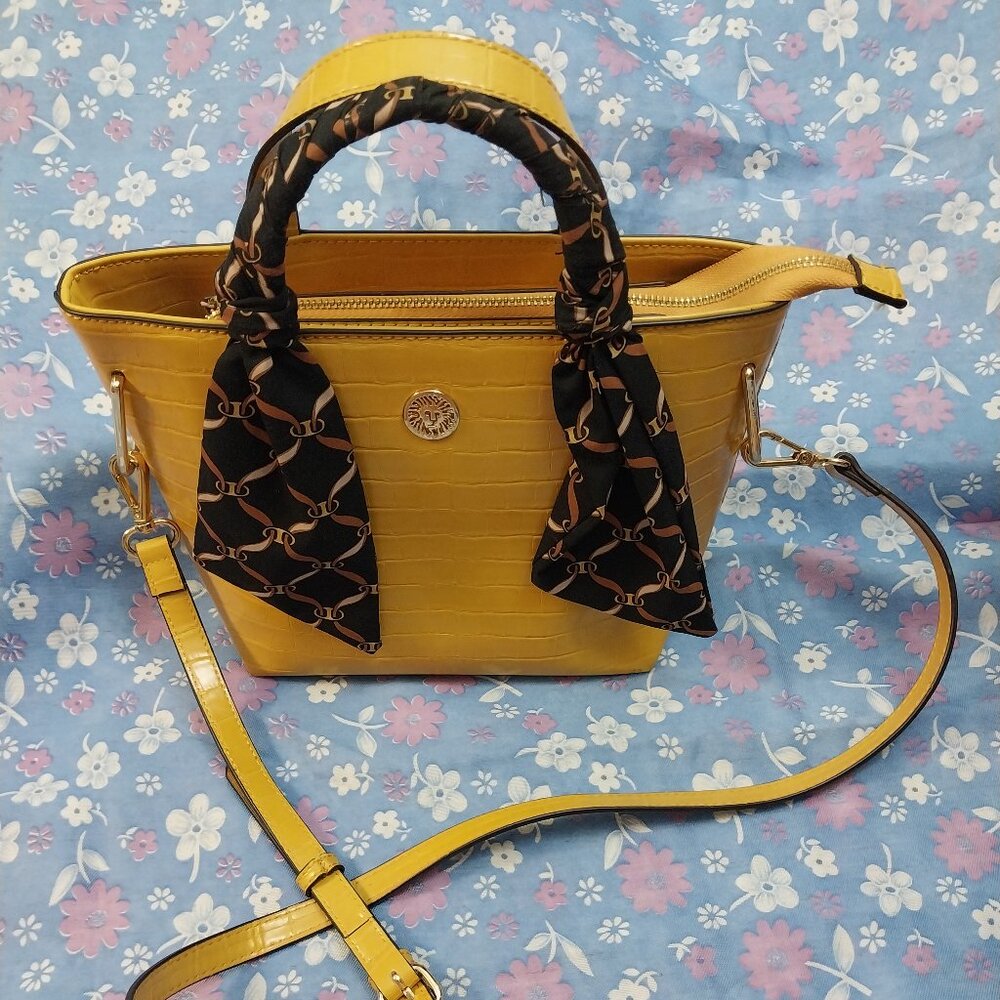 3122 Medium Ann Klein Cross Body Shoulder Bag In Gold and Black - Picture 1 of 13